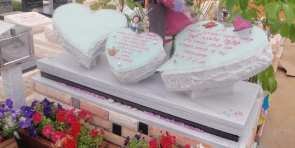 מצבה מעוצבת בבית עלמין מצבה בבית קברות