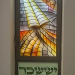 ויטראז צבעוני לחלון בית הכנסת